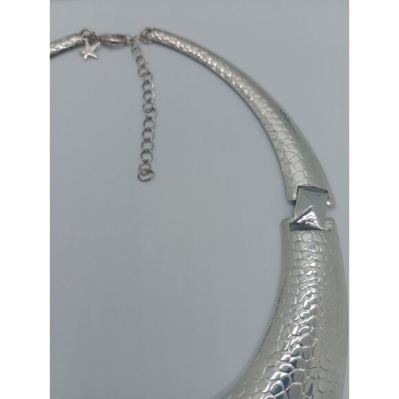 Signed MG Textured Animal Print Silver Tone 16-19" Hinge Bib Statement Necklace - Picture 10 of 10